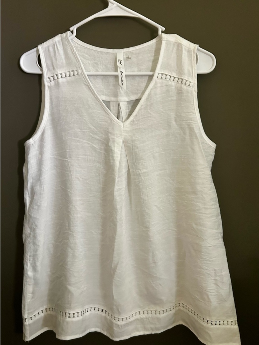 NY Collection White Sleeveless V Neck Top